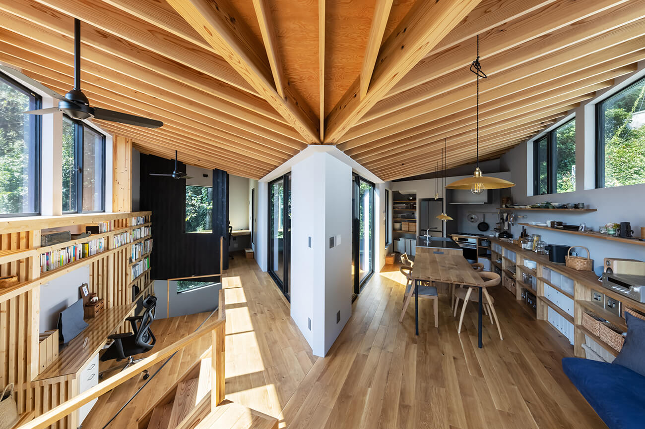 From the living room on the second floor, there is a dining kitchen on the right, a mezzanine floor on the left, and a study in the back. | yamanone no ie | FUDO - JAPAN ARCHITECT OFFICE - project