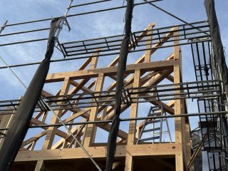 「招き屋根の家」上棟しました。